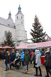 Traditioneller Christkindlmarkt in Regensburg rund um die 500 Jahre alte Neupfarrkirche (©Foto: Martin Schmitz(